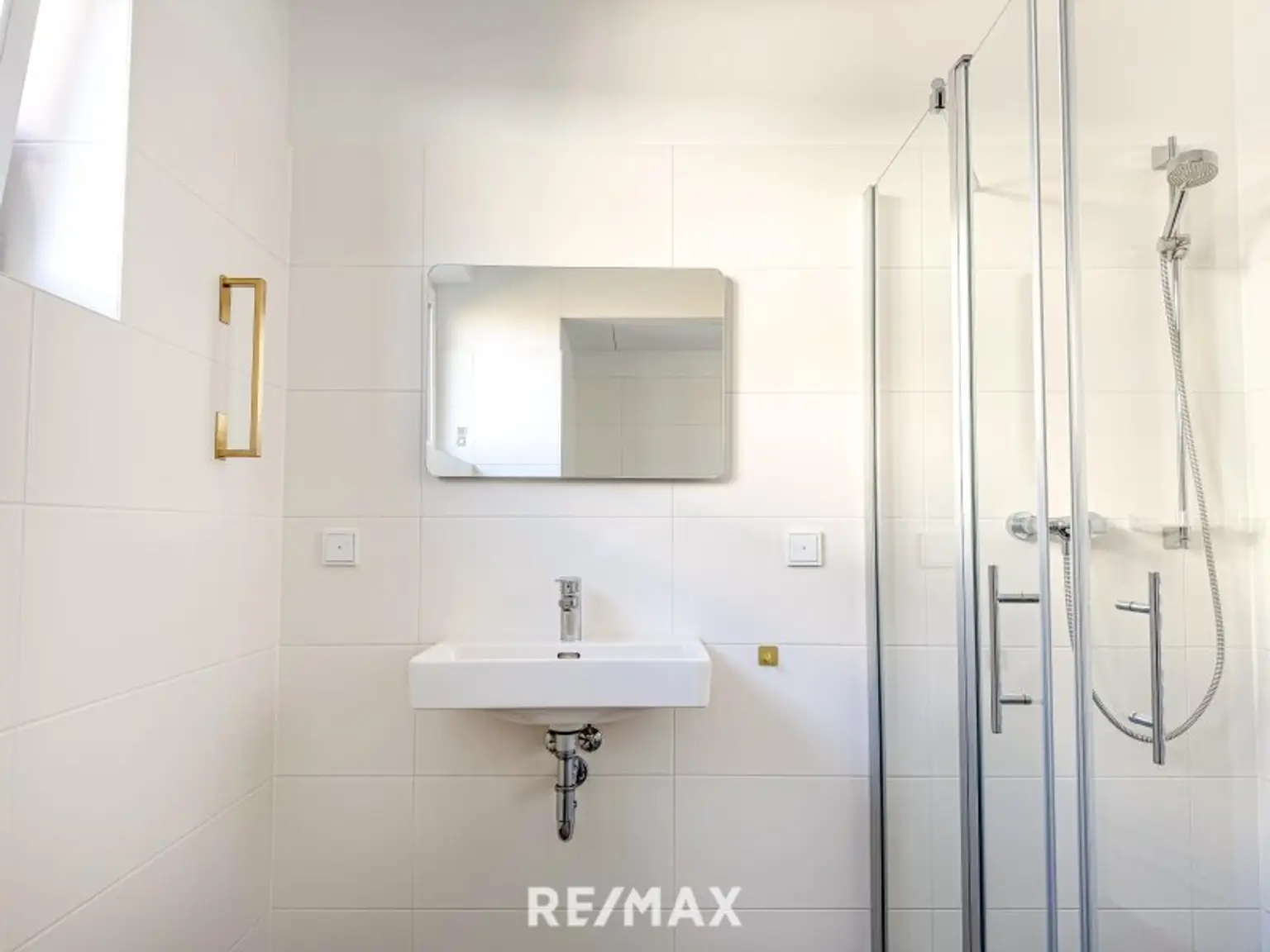 Badezimmer mit Dusche und Badewanne