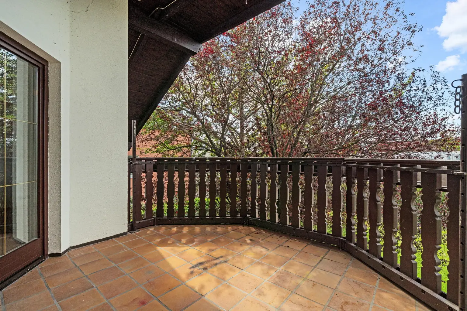 "Charmantes Einfamilienhaus mit Pool, großem Garten und modernem Wohnkomfort"