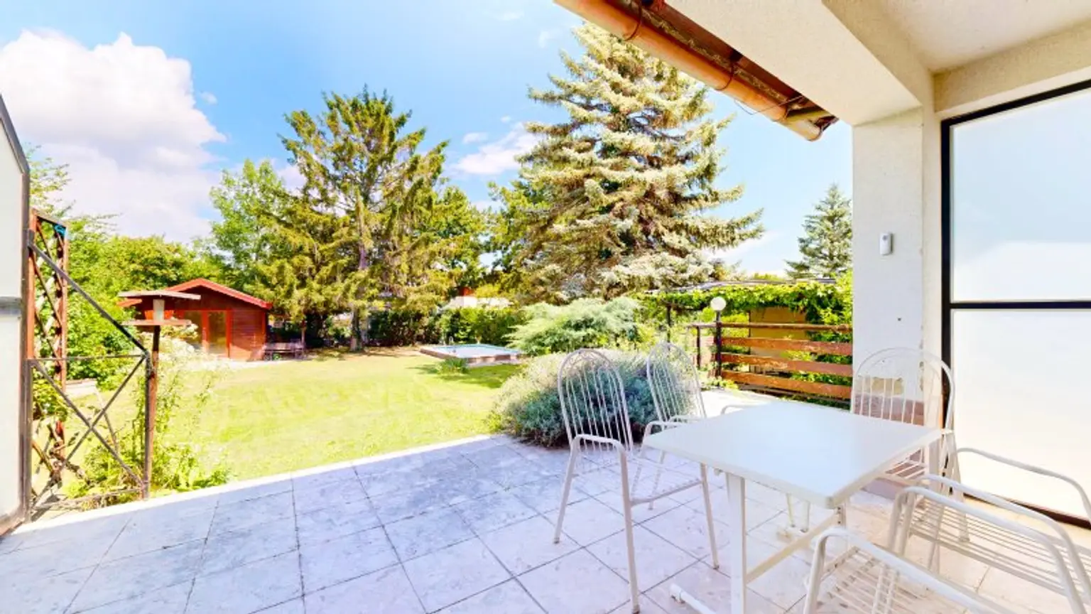 Bemerkenswertes Einfamilienhaus mit viel Entwicklungsmöglichkeit | Pool | Sauna | großer Garten