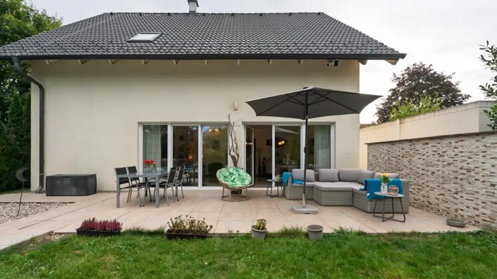 ! "take your bags and move in" ! 4,5 Zimmer, Terrasse, Garage & Pool! Grünruhelage!