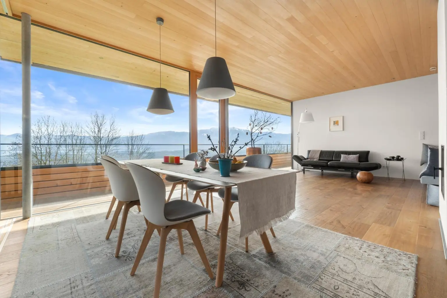 Wohnbereich mit Esstisch