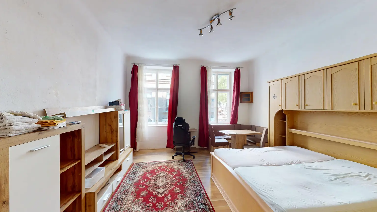 Sanierungsbedürftige Altbauwohnung I Kolonitzplatz