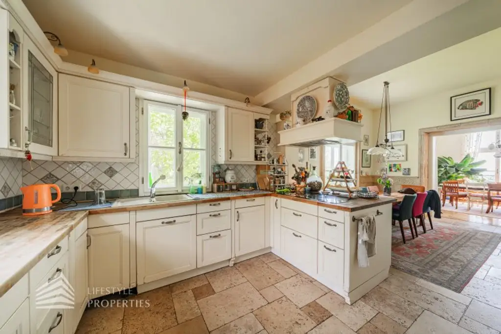 Luxuriöser 14- Zimmer Wohntraum mit Dachterrasse und Pool, Nähe Wilhelminenschloss