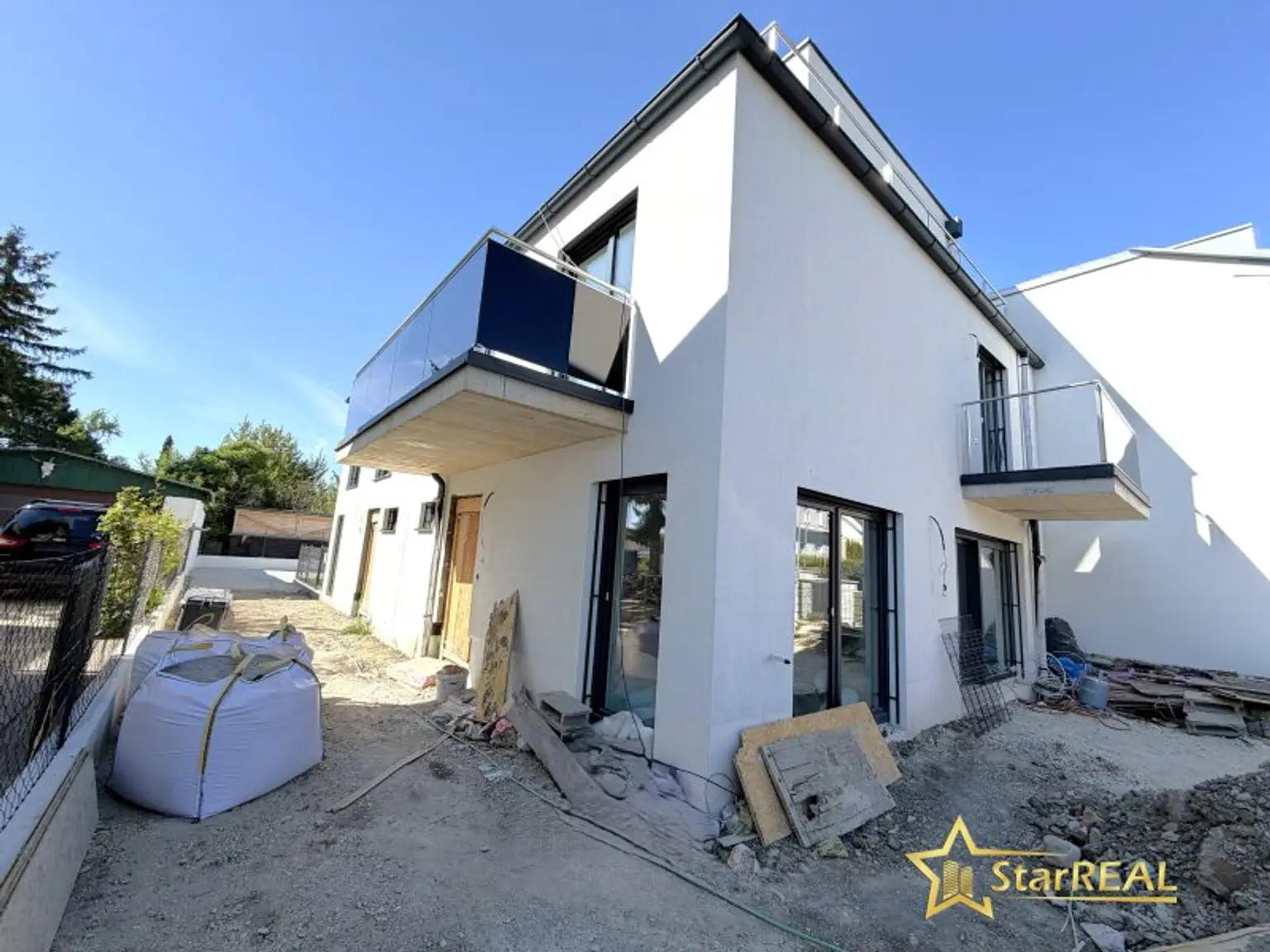 NEUBAU IN ZENTRUMSNÄHE! 5 ZIMMER-ZIEGELHAUS MIT 2 BÄDERN UND 3 WC´S.