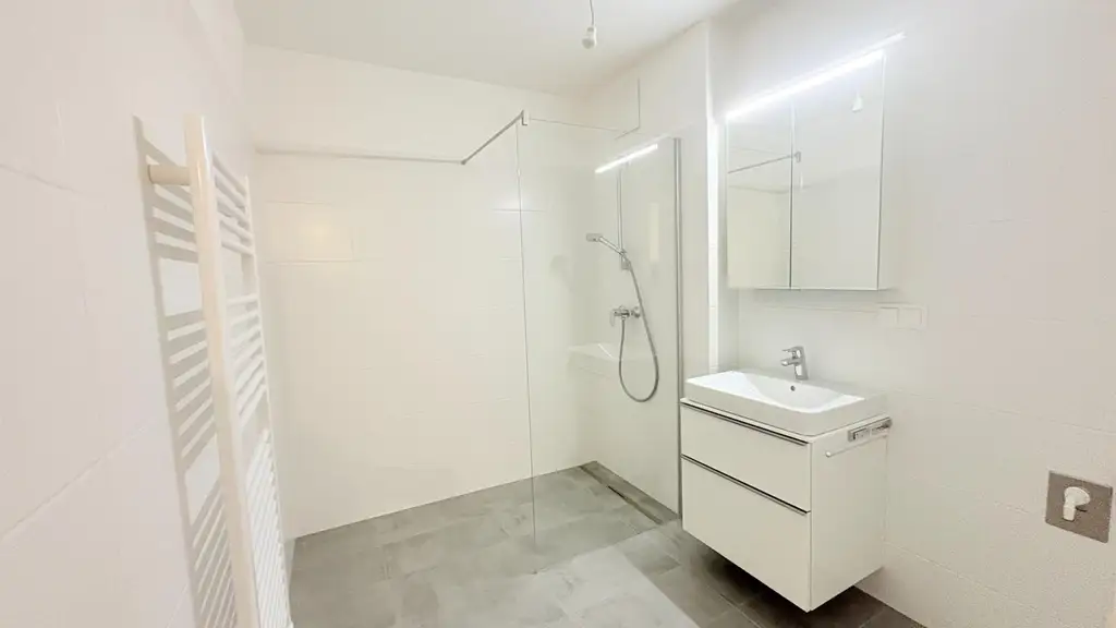 Tolle Wohnung statt Hinterholz, in deckengekühlter Ruhelage ca. 53m2 (weitere 2 Zimmer mit Balkon frei), Stellplatz möglich und erwünscht!!