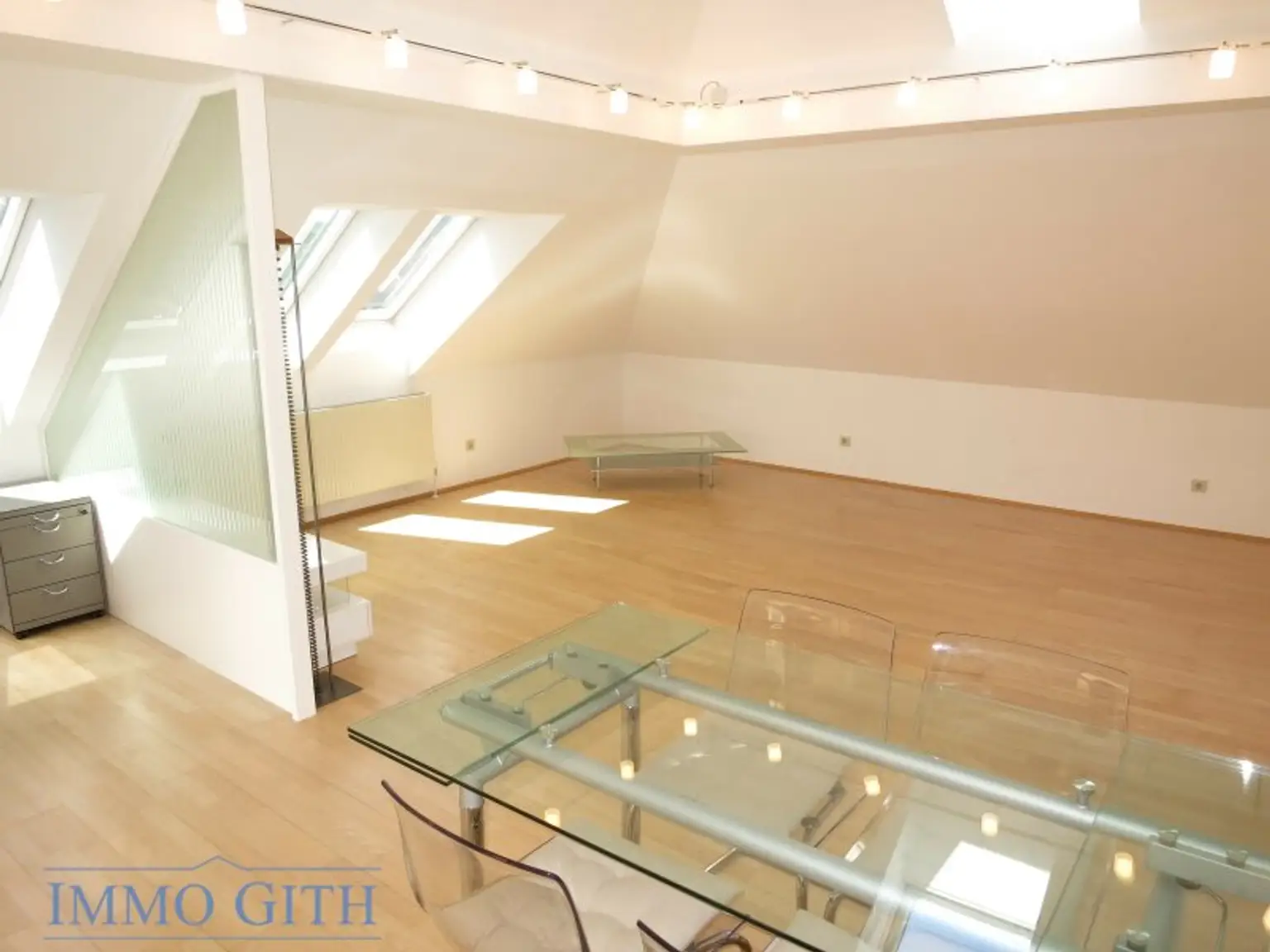 PROVISIONSFREI: PENTHOUSE MIT TERRASSE, LIFT UND KLIMA-ANLAGE IN HIETZINGER VILLA!