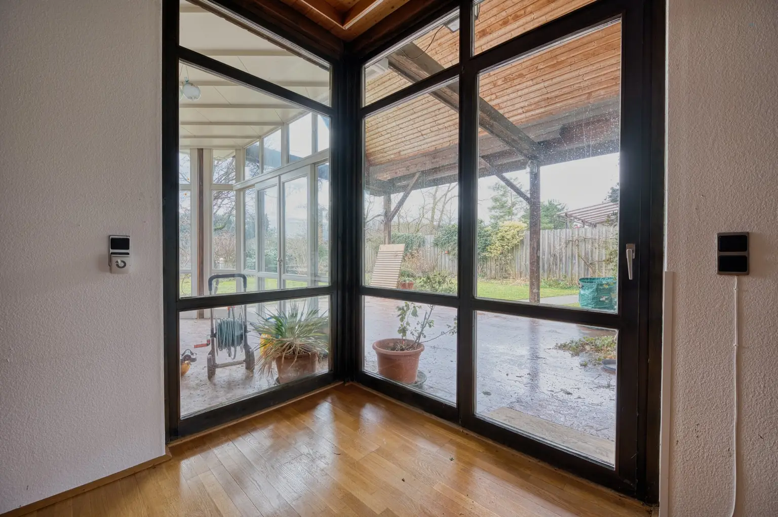 Sie brauchen viel Platz? Wir haben die Lösung. Sanierungsbedürftiges Architektenhaus in bester Lage.