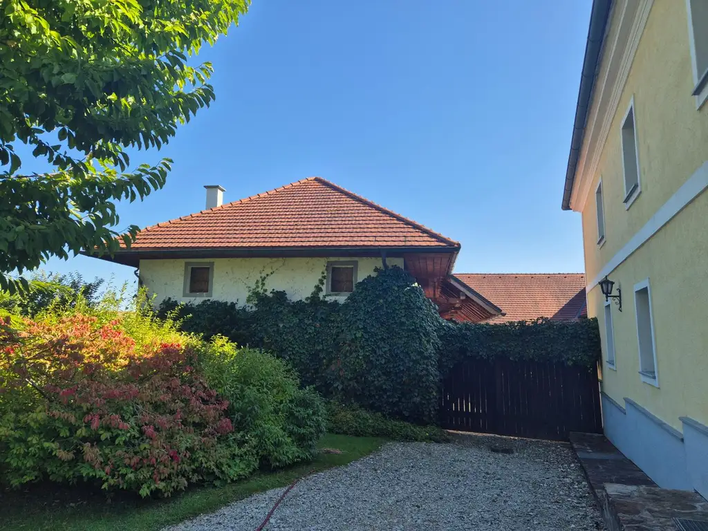 Wunderschöner Dreikanthof in Ruhelage mit Reithalle