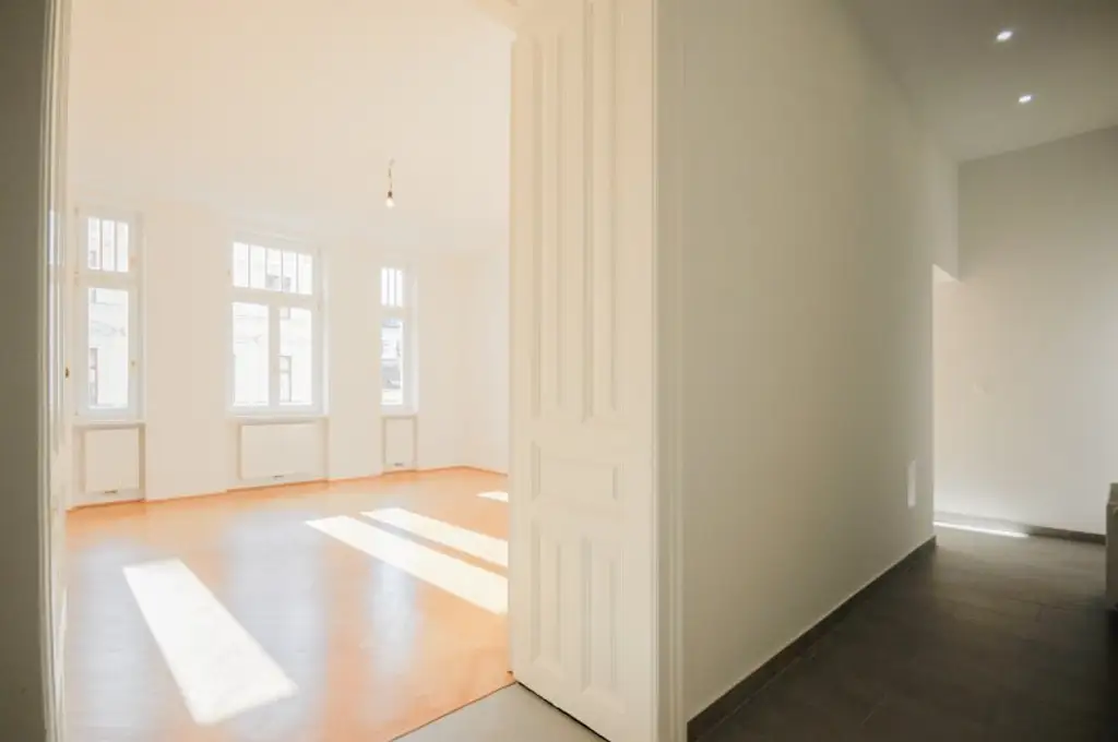 GROSSZÜGIG GESCHNITTENER 2-ZIMMER-ALTBAU IN TOLLER LAGE