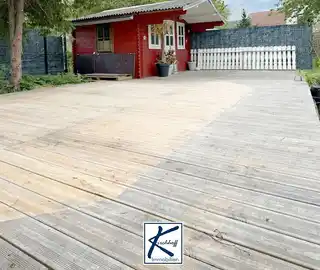 Gartenhaus und Holzterrasse