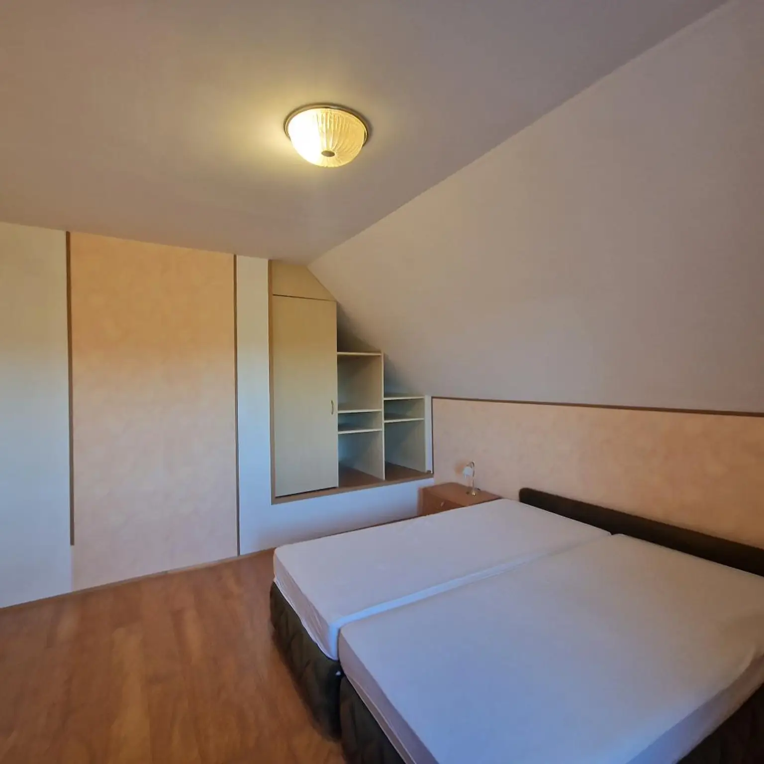 Golfer und Thermenliebhaber aufgepasst! Entzückende ruhige Terrassenwohnung mit Reihenhauscharakter.