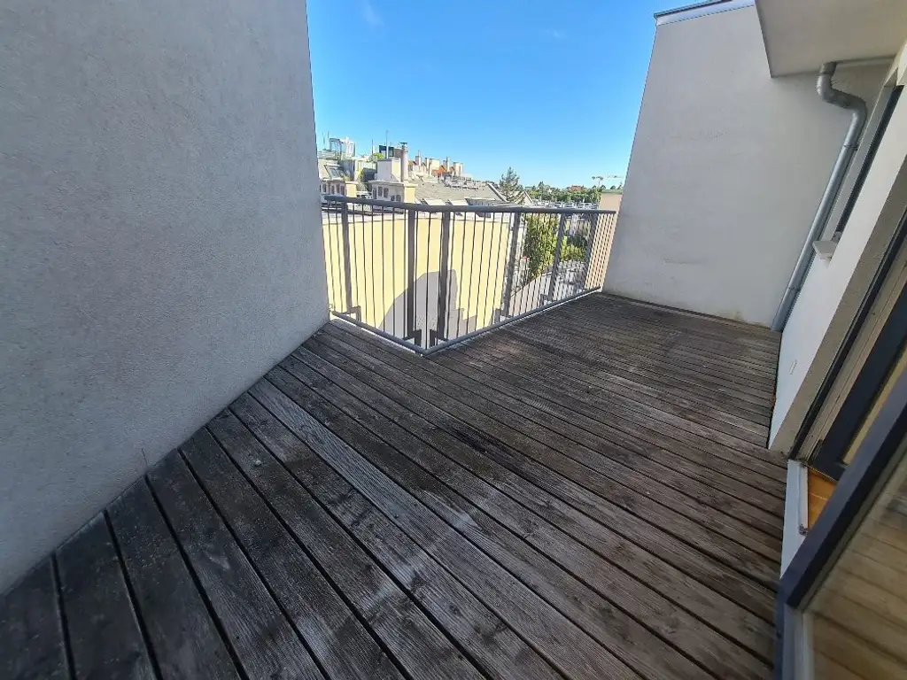 Herrliche Dachgeschosswohnung mit großer Terrasse - 
Nähe Krottenbachstraße!