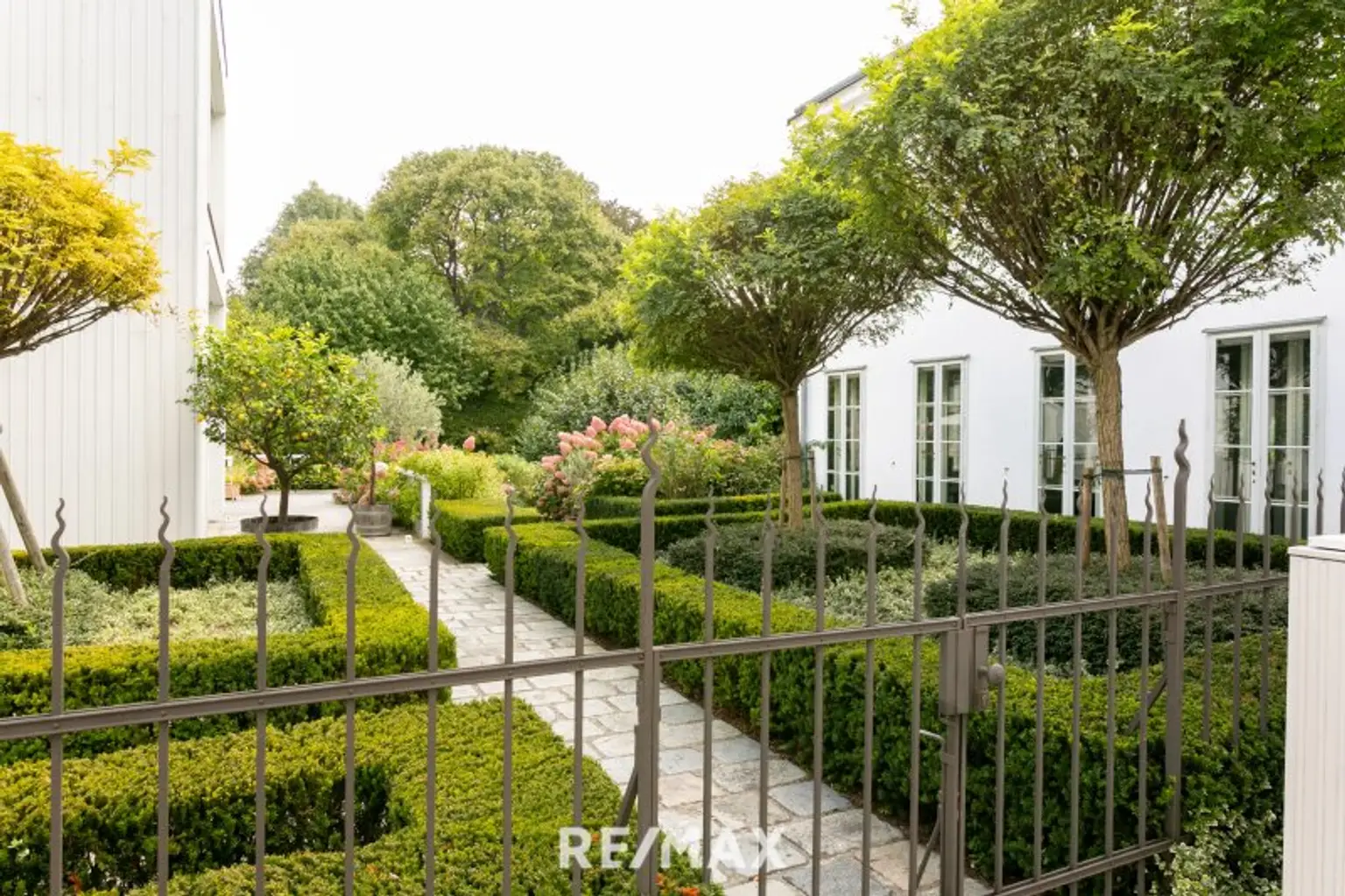 Alt-Hietzing - Luxuriöses Dachgeschoss mit Terrasse auf Wohnebene !