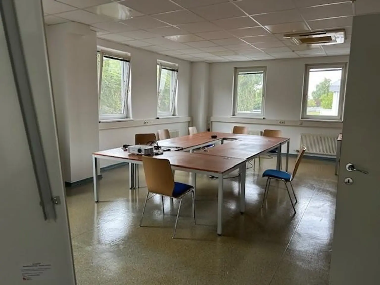 2 Büroflächen in Traun direkt an der B 1 zu vermieten    175 m2 und 170 m2