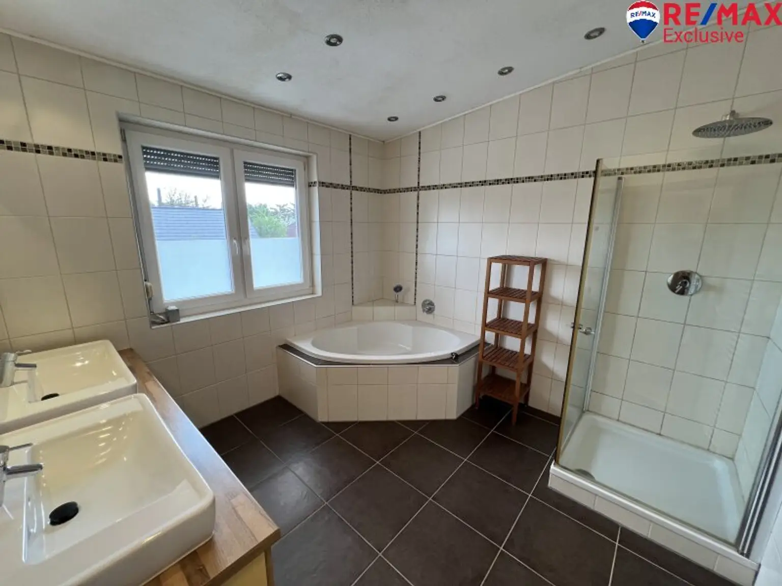 Großzügiges Einfamilienhaus mit Garten, Terrasse & Garage in Ebenfurth, 4 Zimmer, 195m²