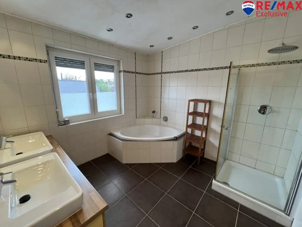 Großzügiges Einfamilienhaus mit Garten, Terrasse & Garage in Ebenfurth, 4 Zimmer, 195m²