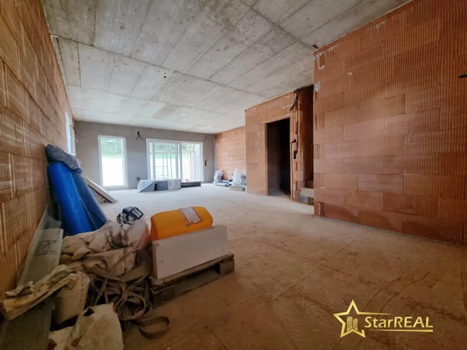 LETZTES HAUS VERFÜGBAR! IDEAL FÜR FAMILIEN! 5-ZIMMER-ZIEGELHAUS MIT UNVERBAUBAREN AUSBLICK. MIT KELLER, BALKON, TERRASSE, CARPORT UND GROSSEM GARTEN.