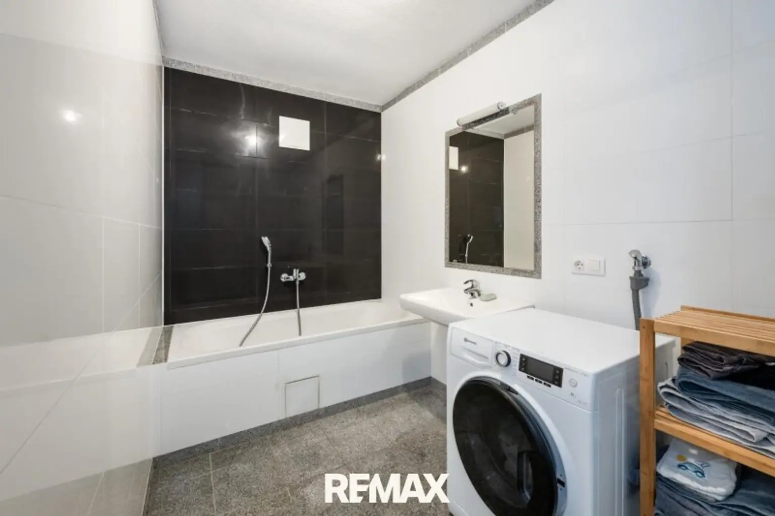 Großzügiges Badezimmer mit Wanne und Dusche