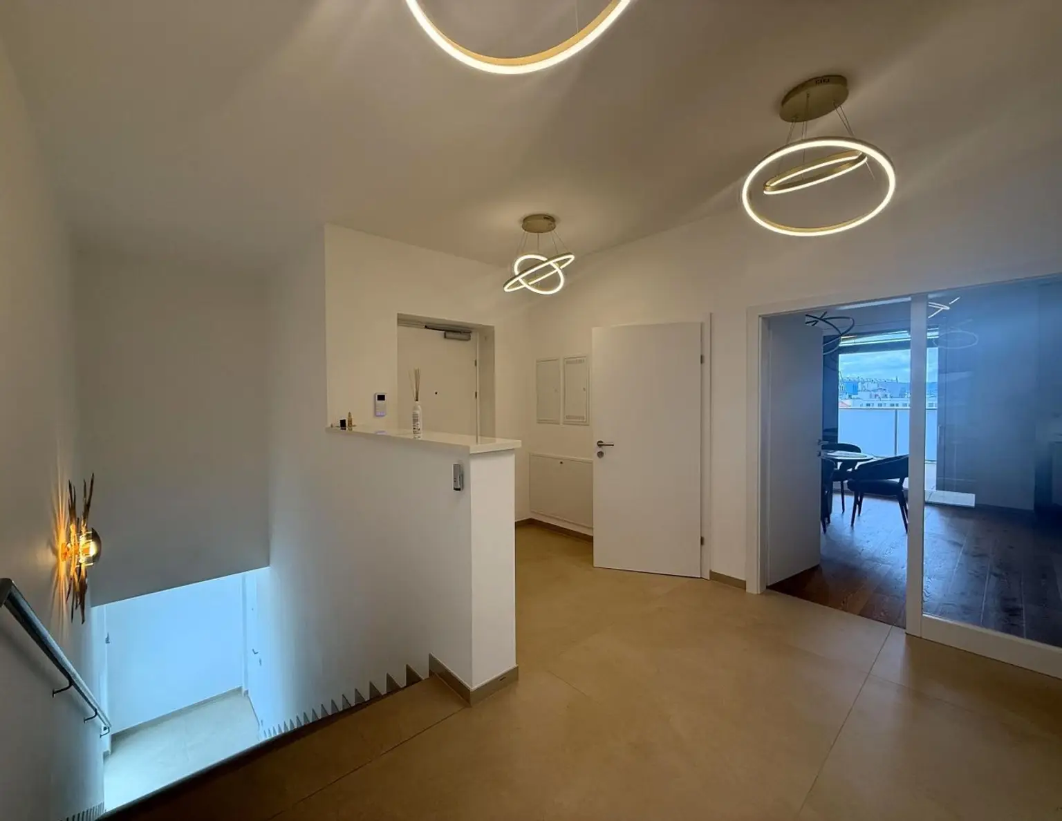 Luxus Penthouse mit Outdoor-Jacuzzi wird komplett möbliert vermietet // Luxury penthouse with outdoor Jacuzzi available for rent, fully furnished //