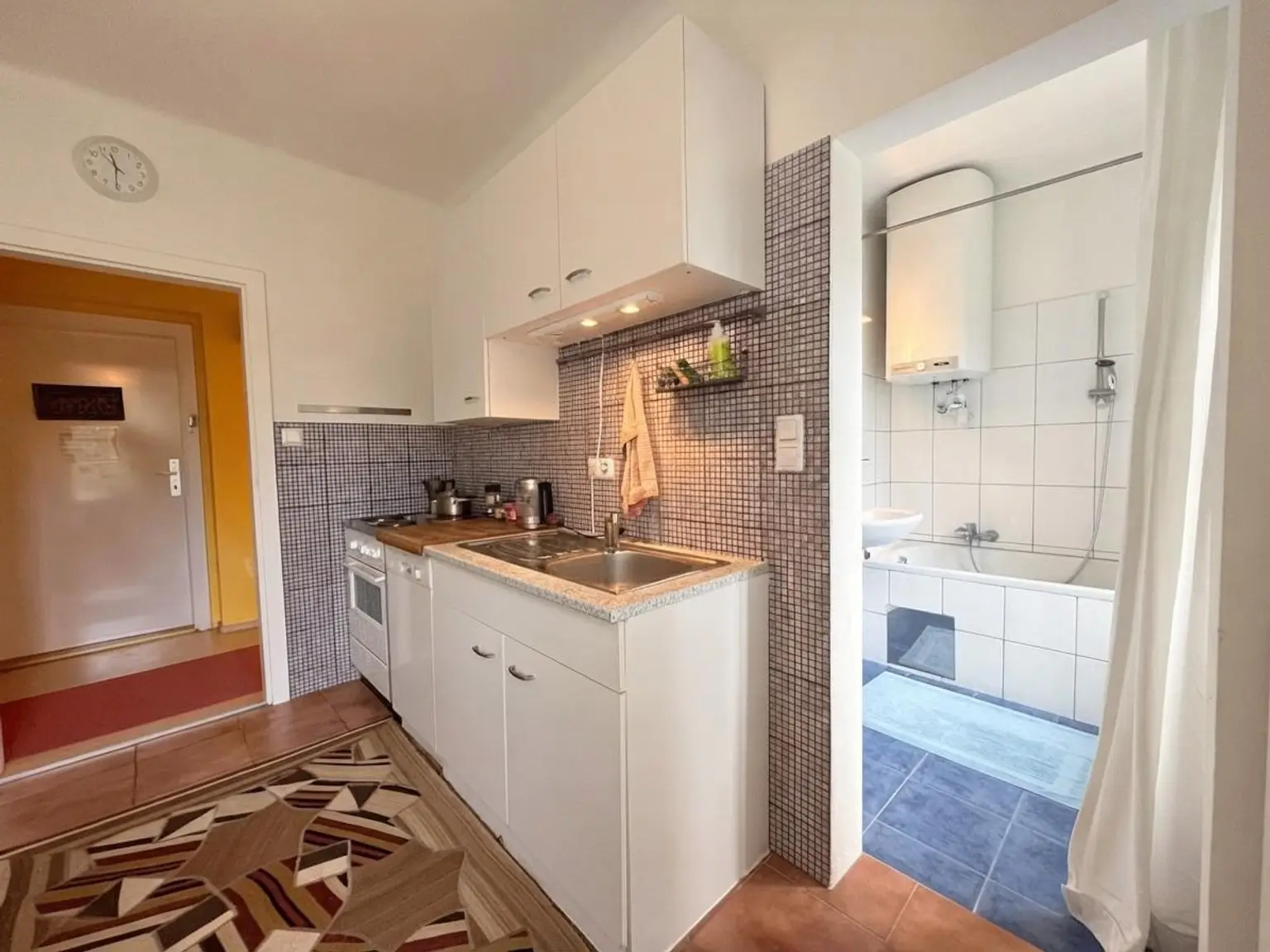 Küche mit Eingang ins Badezimmer
