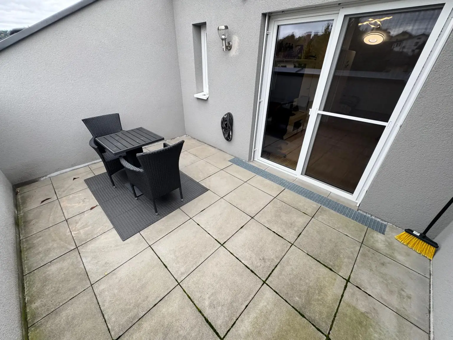 Moderne Reihenhausvilla mit Studio im DG und XXL-Dachterrasse, Carport und KFZ-Abstellplatz in Zentrumsnähe von Vöcklabruck