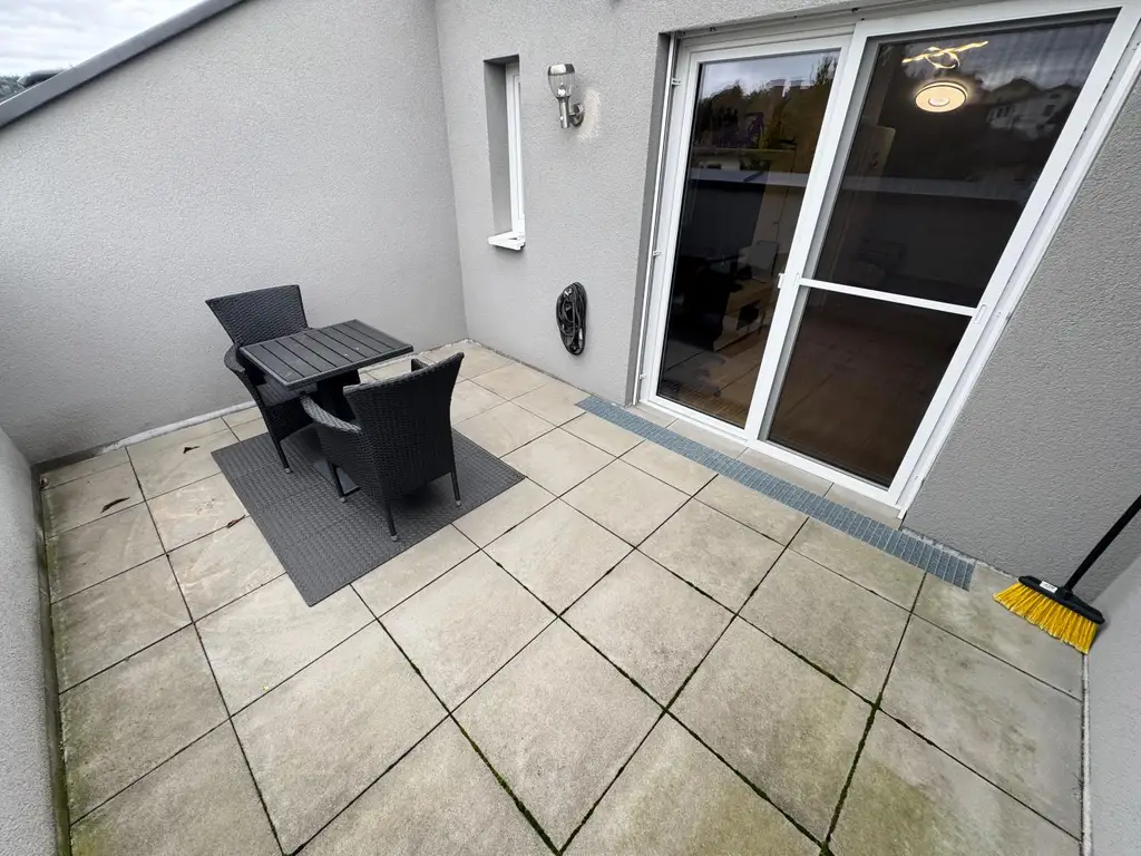 Moderne Reihenhausvilla mit Studio im DG und XXL-Dachterrasse, Carport und KFZ-Abstellplatz in Zentrumsnähe von Vöcklabruck