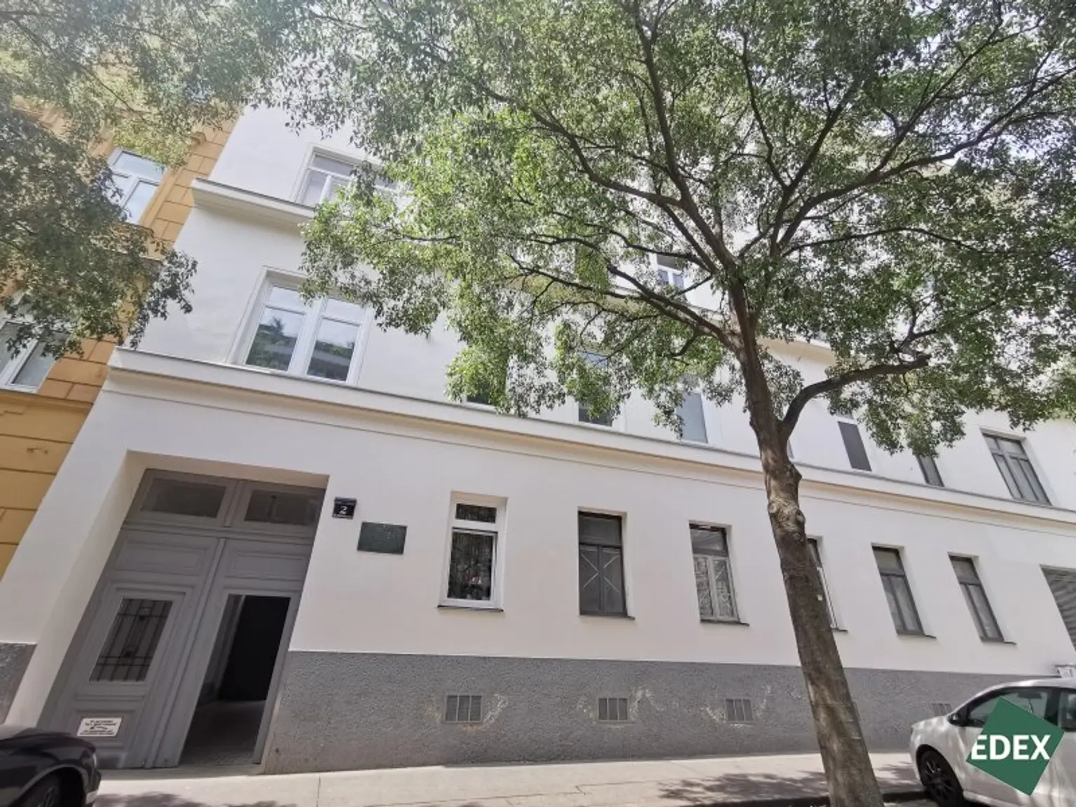 Sanierungsbedürftige Drei-Zimmer-Wohnung direkt an der U3