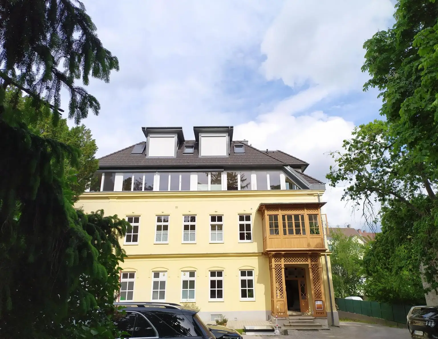 MIETE! Moderne Dachgeschosswohnung in Aussichtslage!