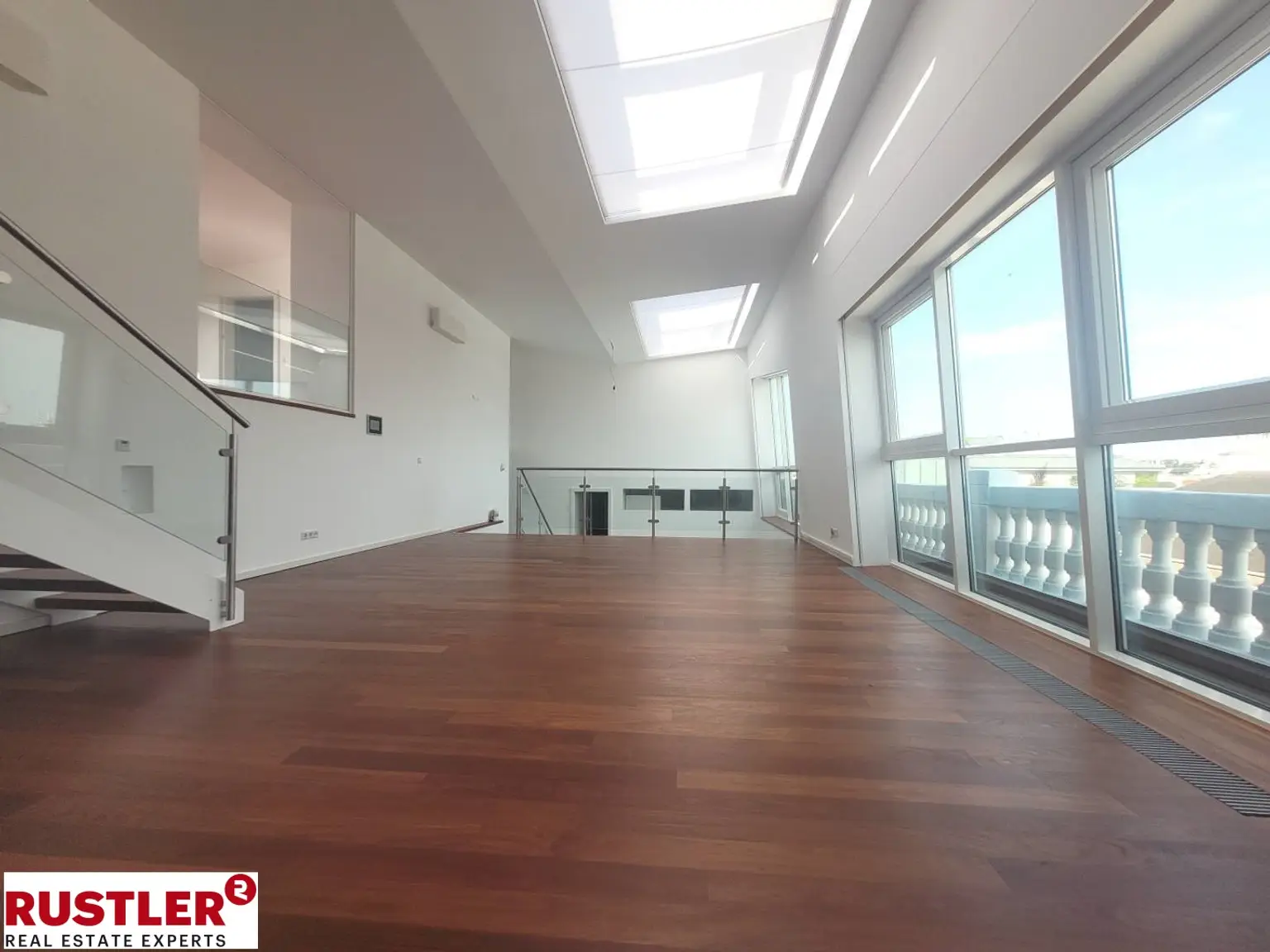 TRAUMHAFTE DG-WOHNUNG MIT BLICK AUF DIE KARLSKIRCHE!