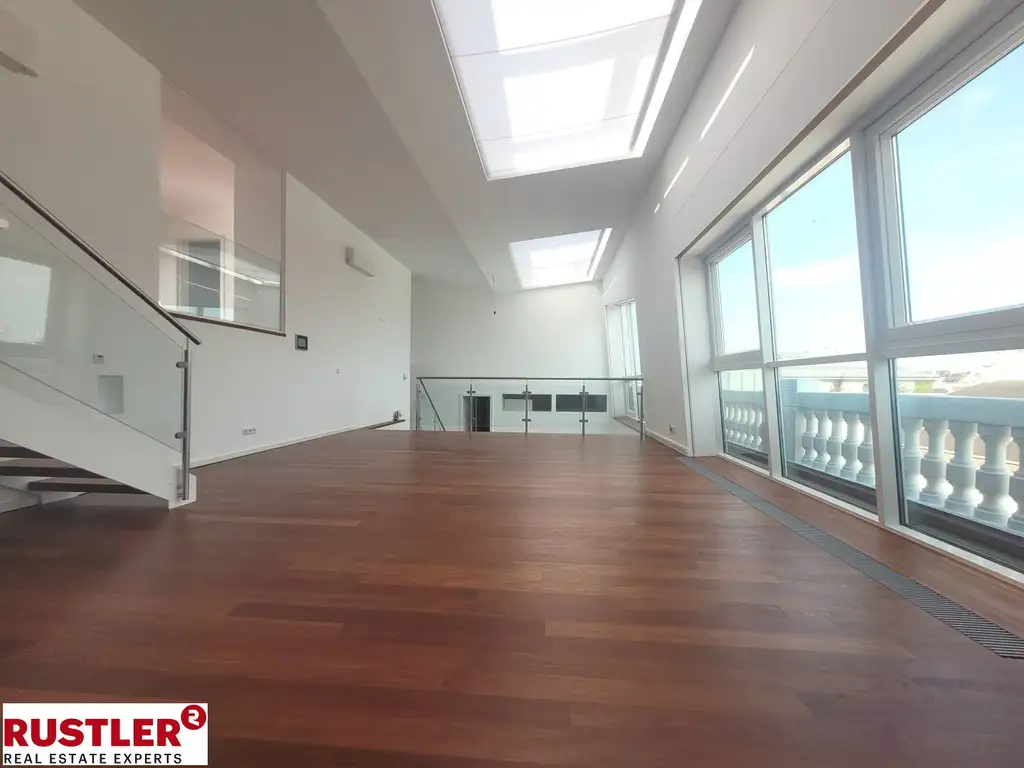 TRAUMHAFTE DG-WOHNUNG MIT BLICK AUF DIE KARLSKIRCHE!