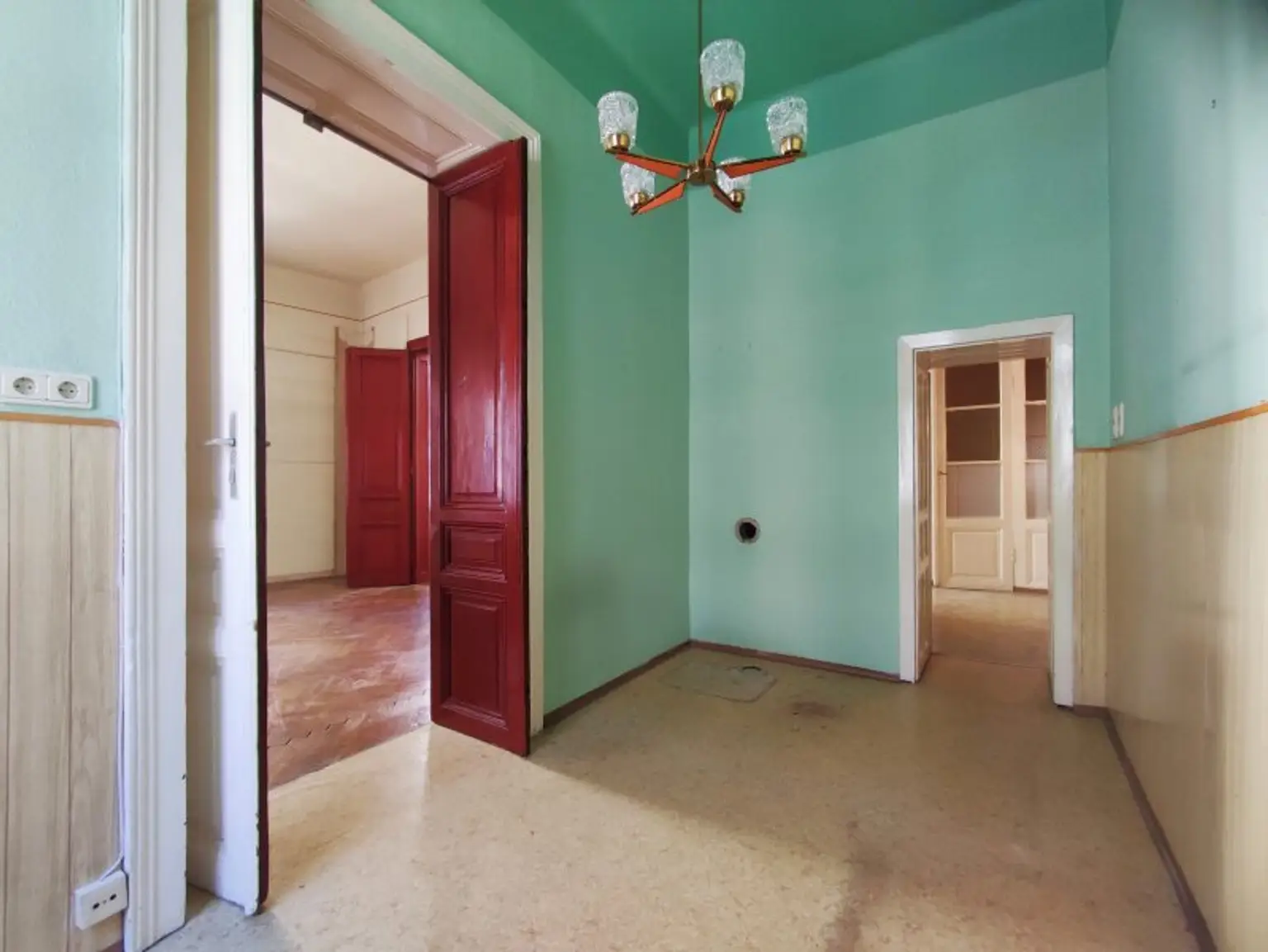 ALTBAU IN ZENTRALER LAGE - 3 zentral begehbare Zimmer durch Umbau möglich!