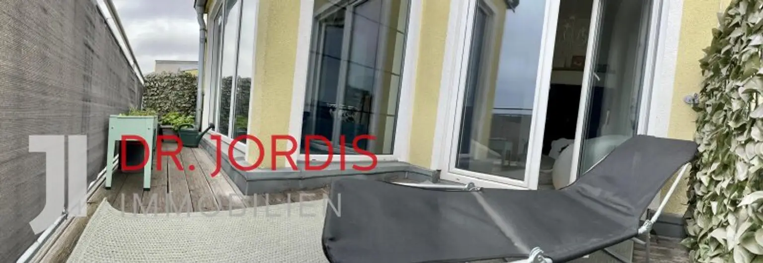 Maisonette- Dachgeschosswohnung mit Terrasse und Fernblick bis Schönbrunn, möbliert