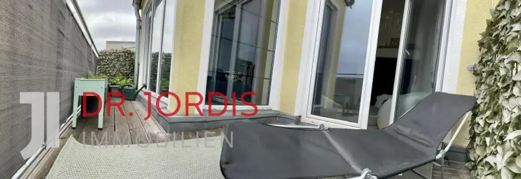 Maisonette- Dachgeschosswohnung mit Terrasse und Fernblick bis Schönbrunn, möbliert