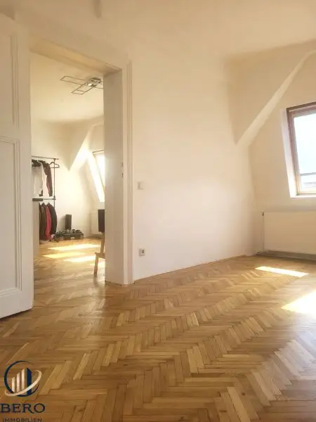 "Diese 5 Zimmer-Altbauwohnung mit sonniger Terrasse wartet genau auf SIE"