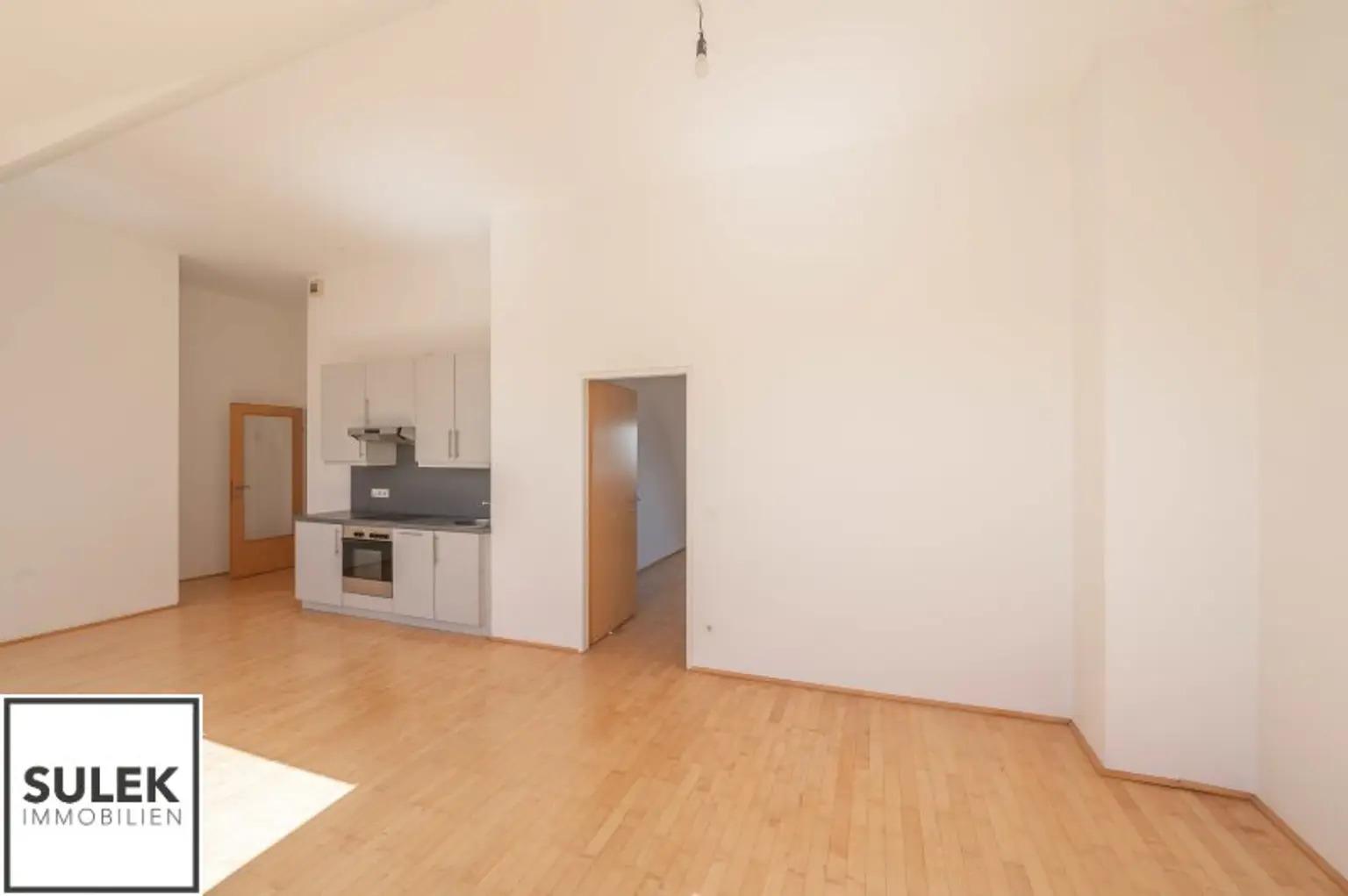 Großzügige, sonnige DG-Neubauwohnung mit hofseitiger Terrasse nahe Einkaufsstraße & U6 - ab 1.12.25!