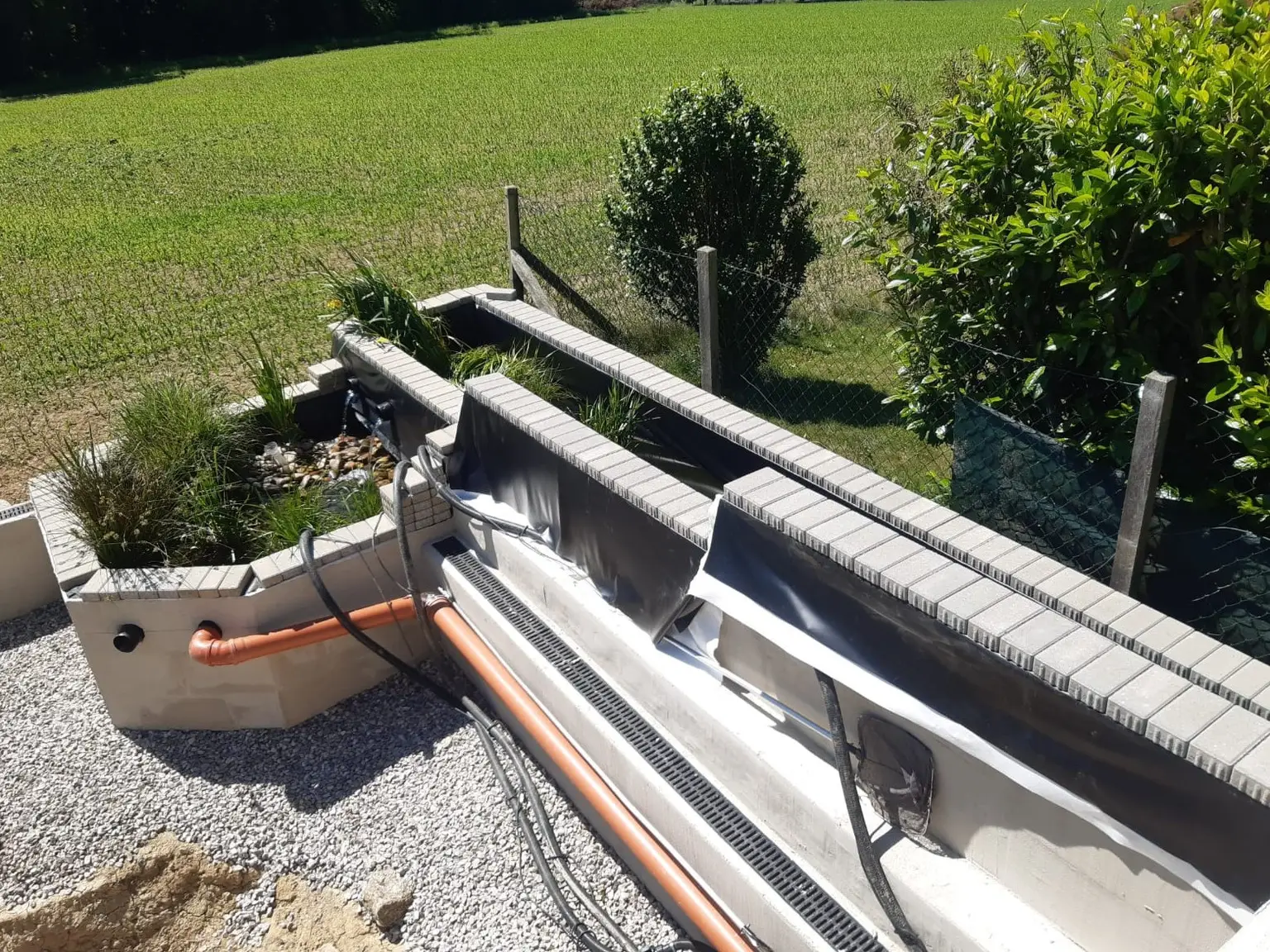 Filterbecken und Aussicht vom Garten