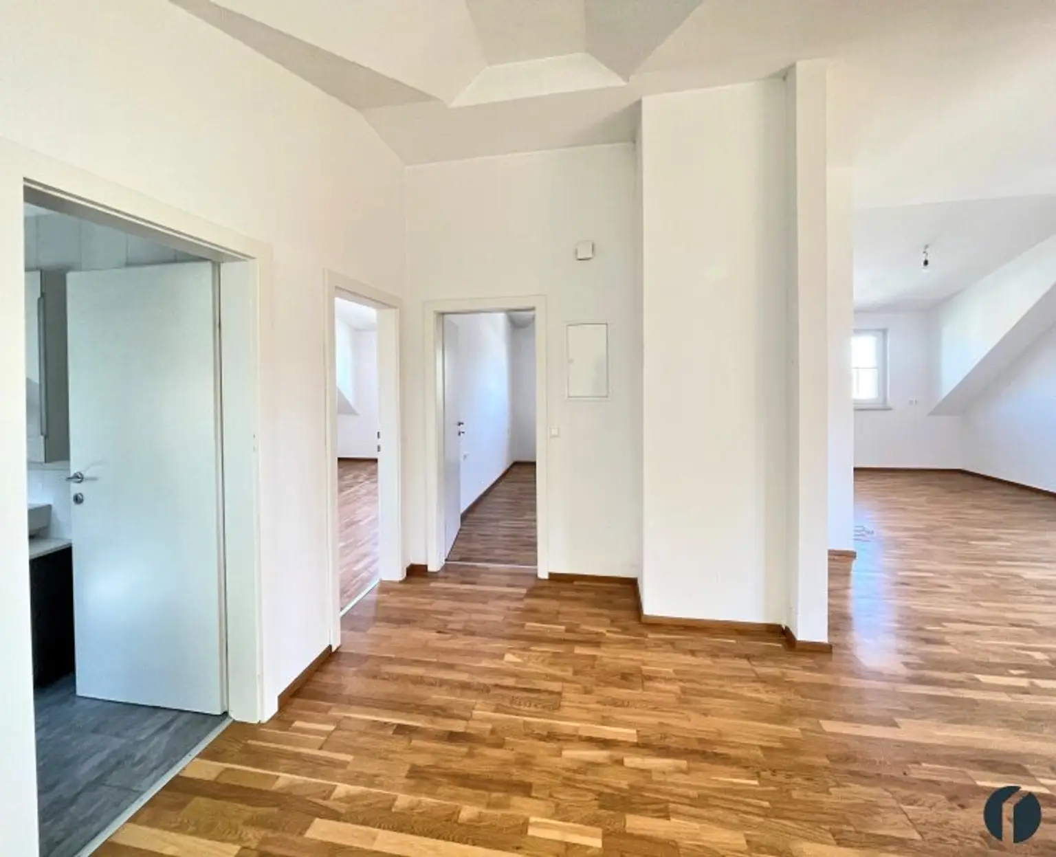 Blick vom Vorzimmer in die Wohnung