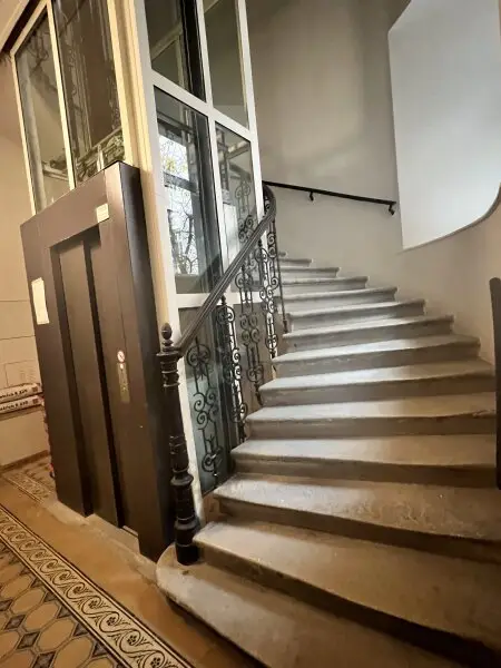 Altbau-Flair modern interpretiert: Vollsanierte 2 Zimmer Wohnung mit hofseitigem Balkon