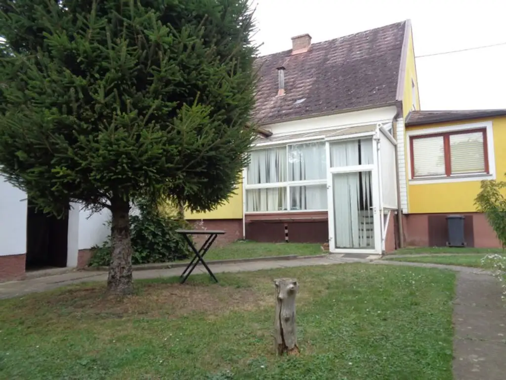 Zistersdorf/ A5 -Nähe: Wohnhaus mit Garten und Garage in absoluter Ruhelage