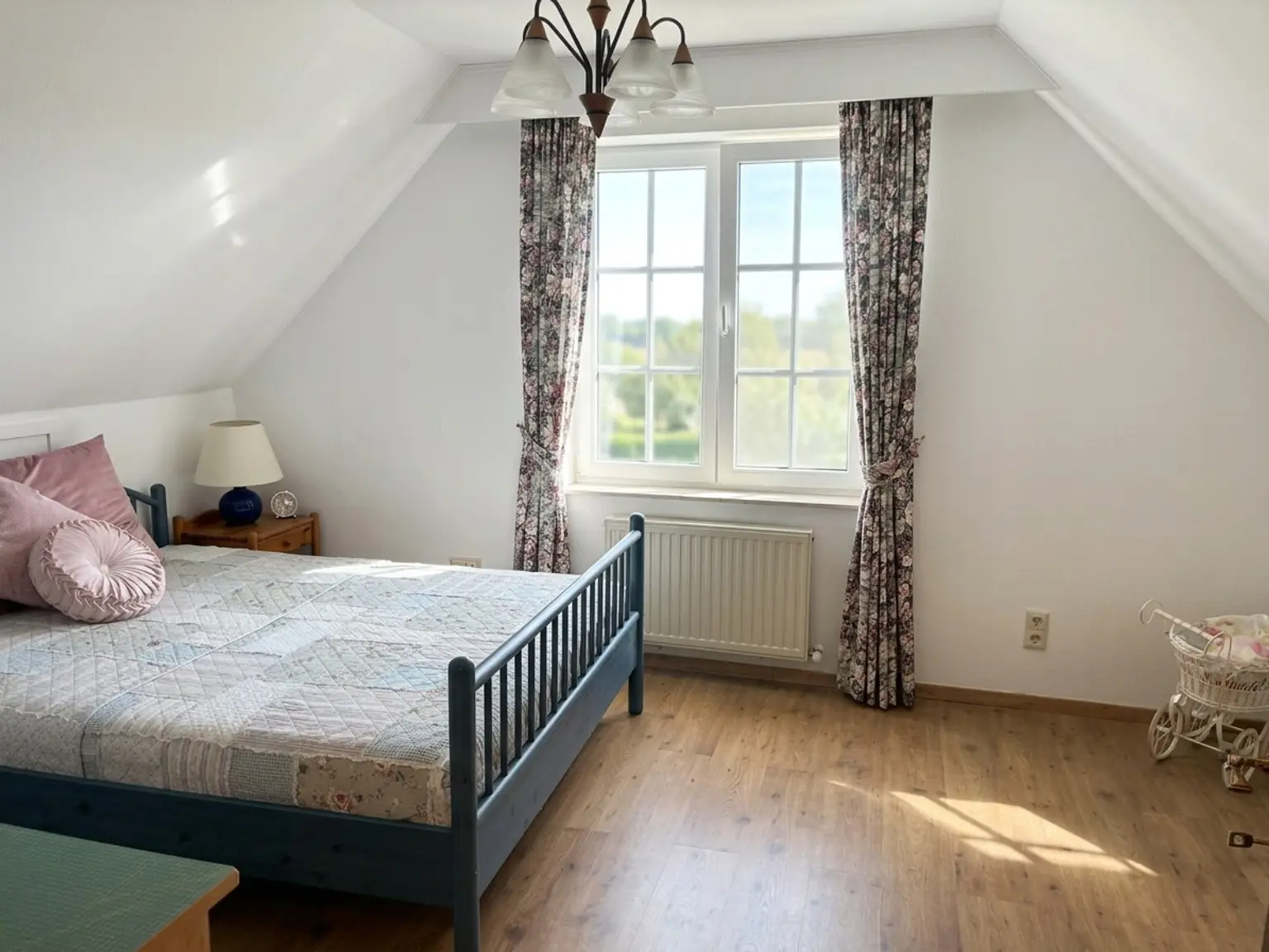 Zimmer (Vorhang mit KI geöffnet, Fenster verändert)