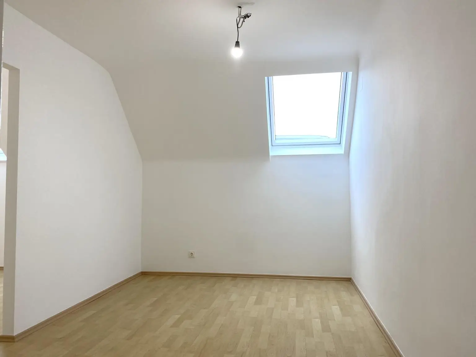 Frisch sanierte DG-Wohnung nahe AKH/U6