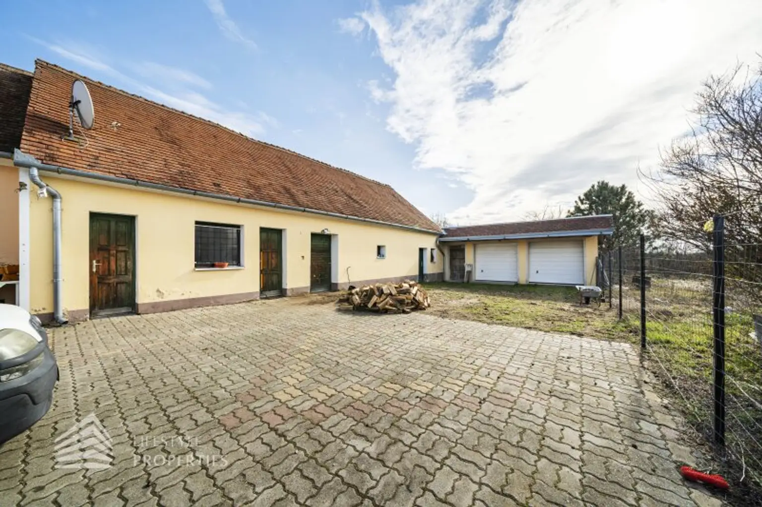 Geräumiges renovierungsbedürftiges Einfamilienhaus mit großen Garten