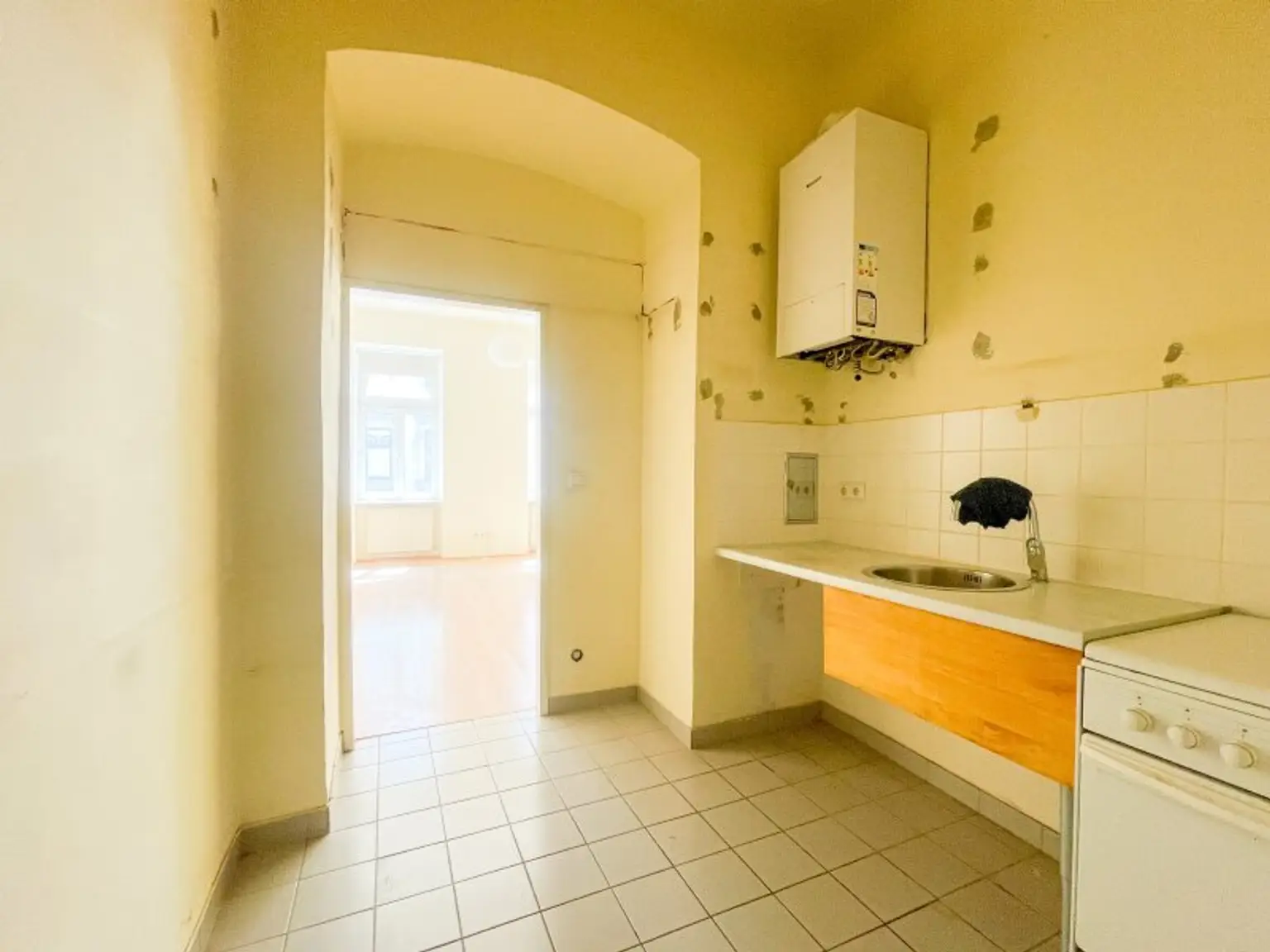 NÄHE AUGARTEN: 1-Zimmer-Altbauwohnung mit großem Gestaltungspotenzial beim Wallensteinplatz