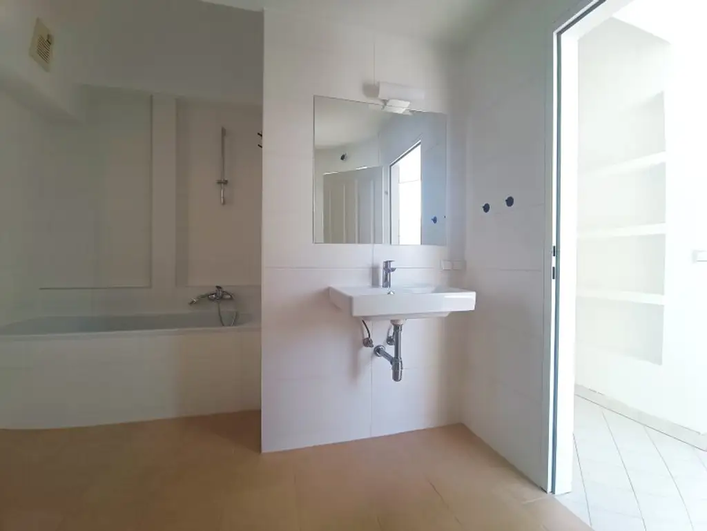 Großzügige Dachgeschoss-Wohnung mit Terrasse und Innenhoflage! Nähe Servitenviertel und U4 Friedensbrücke!