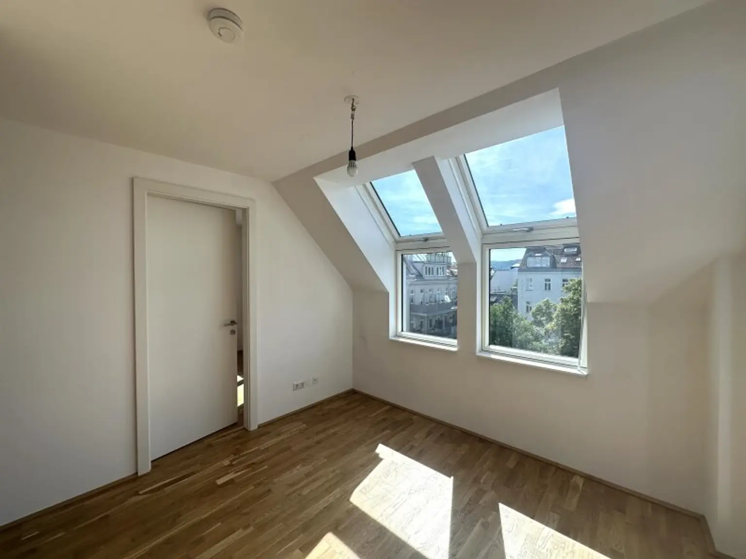kompakte 2-Zimmer Wohnung in ruhiger Lage mit guter Infrastruktur- nahe U4 Hietzing - ab 01.09