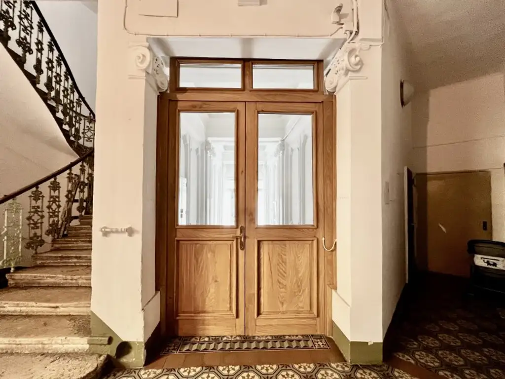 Renovierungsbedürftige Garçonnière in klassischem Gründerzeithaus in U-Bahn-Nähe