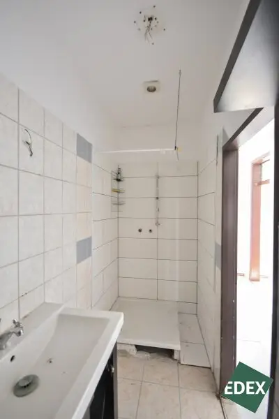 Altbau mit Charme – lichtdurchflutete Wohnung zum Sanieren