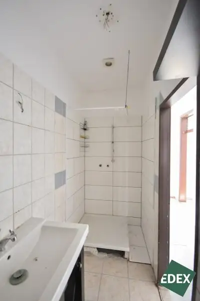 Altbau mit Charme – lichtdurchflutete Wohnung zum Sanieren