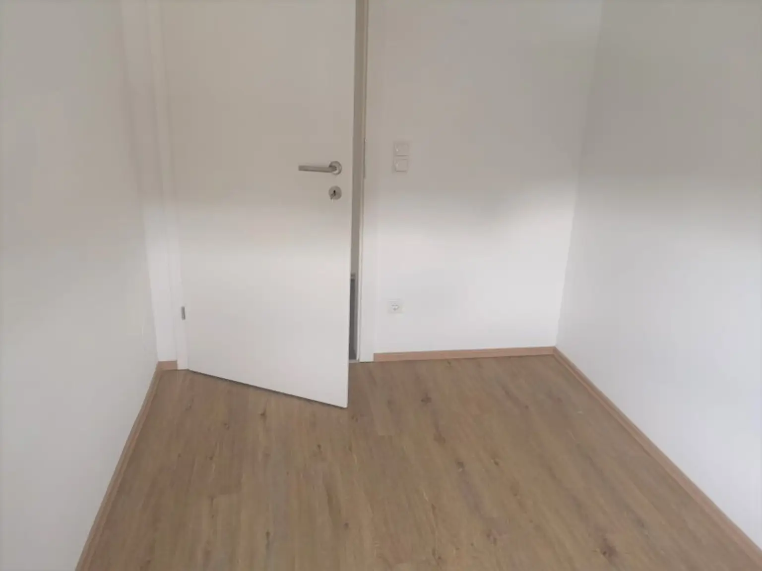GROßZÜGIGE DACHGESCHOSSWOHNUNG MIT BALKON ZUR VERMIETUNG AB 01.10.2025!