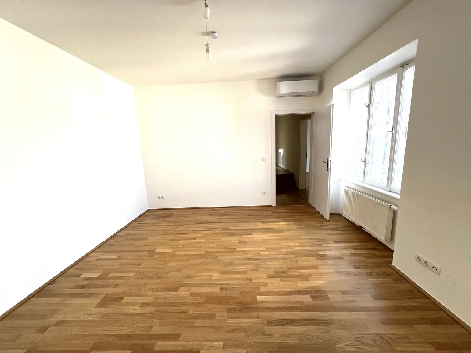 TOP LAGE: Moderne, ruhige und klimatisierte Dachgeschoss-Wohnung mit Terrasse / TOP LOCATION: Modern, quiet and air-conditioned apartment with terrace